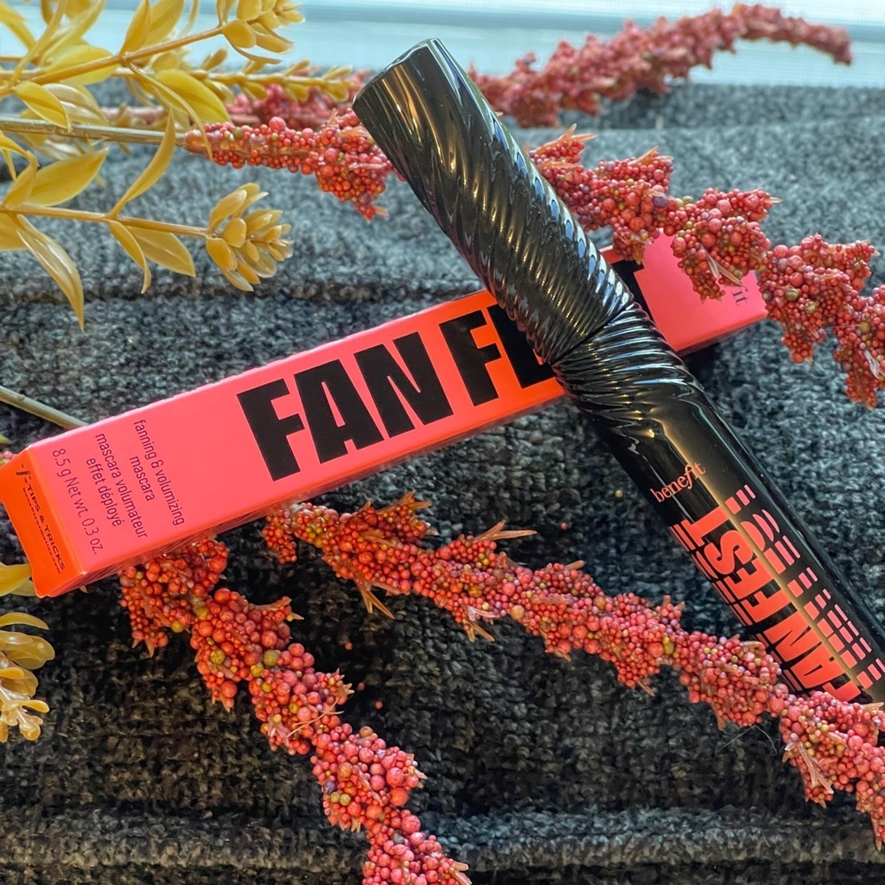 BENEFIT COSMETICS Fan Fest Fanning & Volumizing Mascara In Hyper Black - Picture 2 of 14